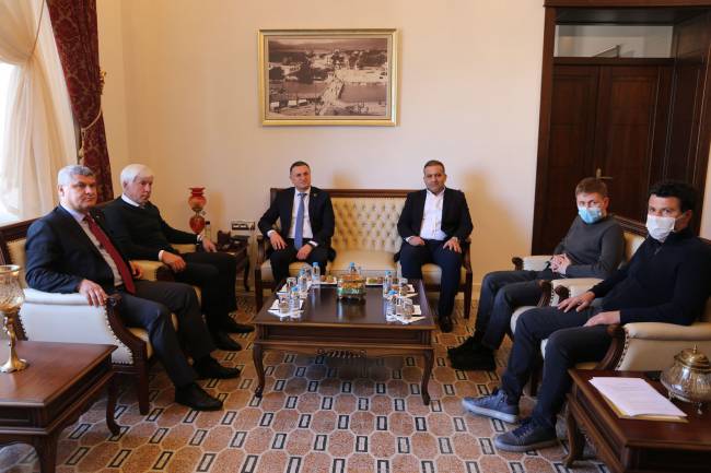 AARON BOUPENDZA KRASNODAR YOLUNDA SAVAŞ: “EN ÇOK PARA VERENİ DEĞİL OYUNCUMUZA EN ÇOK DEĞER VERENİ TERCİH  ETMEK İSTEDİK” ATAKAŞ HATAYSPOR’UN YILDIZ İSMİ BOUPENDZA’YA RUSYA’DAN TEKLİF VAR