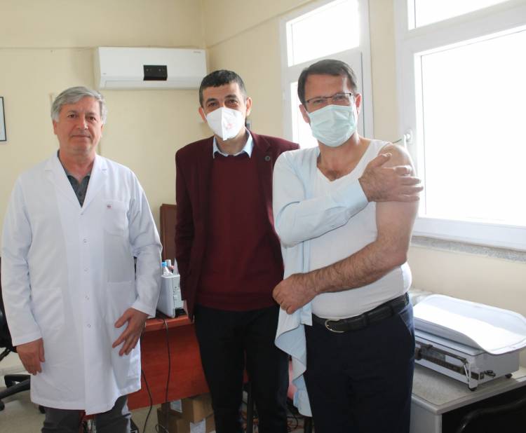 SAMANDAĞ BELEDİYE BAŞKANI AV. REFİK ERYILMAZ KORONAVİRÜS AŞISI OLDU
