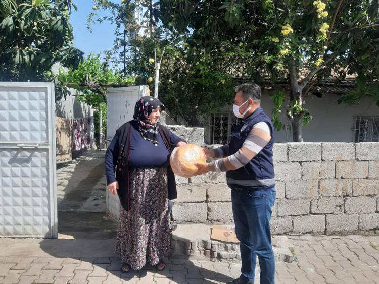KIRIKHAN BELEDİYESİ ZABITA EKİPLERİ YAŞLILARA ÜCRETSİZ EKMEK DAĞITIMI YAPTI