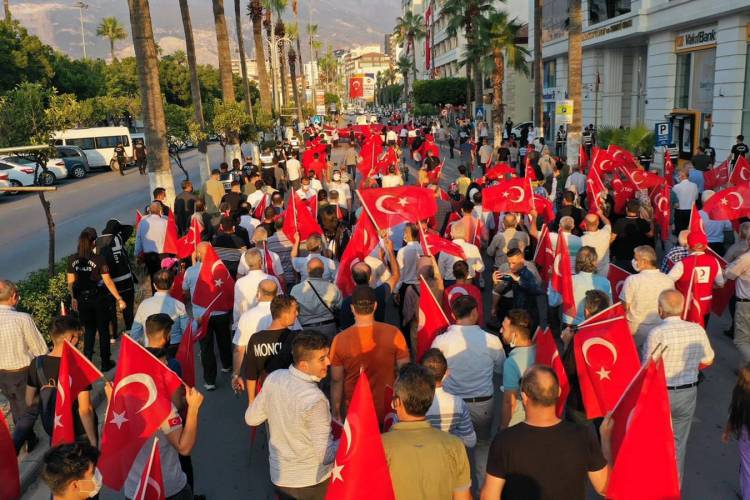 İSKENDERUN’DA MİLLİ BİRLİK YÜRÜYÜŞÜ DÜZENLENDİİ