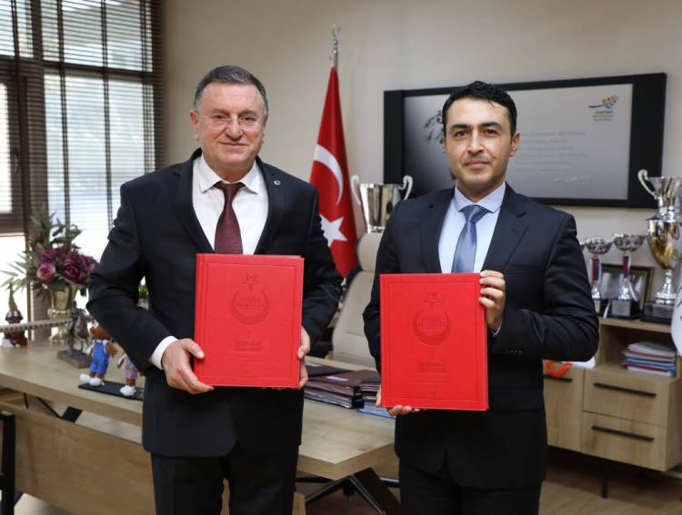 HBB BAŞKANI SAVAŞ’A ANLAMLI HEDİYE BAŞKAN SAVAŞ’TAN BASIN İLAN KURUMUNA TEBRİK HATAY’IN YAKIN TARİHİNE IŞIK TUTACAK BİR ESER: HATAY DEVLETİ RESMİ GAZETESİ