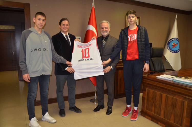 Basketbol U15 Milli Takımına Seçilen Sporcular İTSO’yu Ziyaret Etti