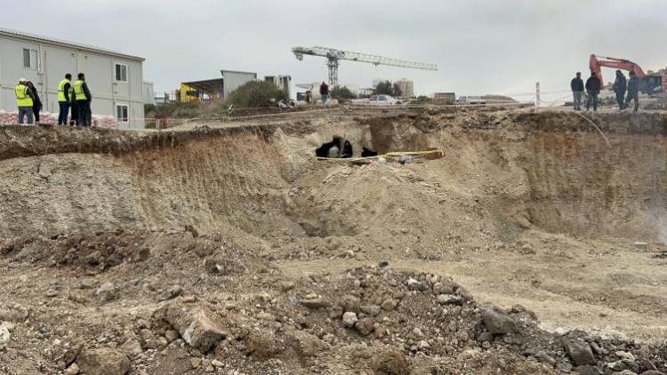 Hatay'ın Arsuz ilçesinde inşaat çalışmaları sırasında bulunan kaya mezar odaları, müze ekiplerinin incelemesiyle görüntülendi. Yöre halkı, kaya mezarlarını merakla ziyaret ediyor.